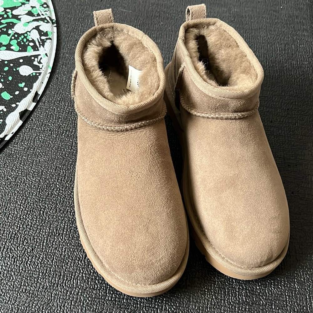 NEW Women’s Ugg Ultra Mini in Antelope, size 8